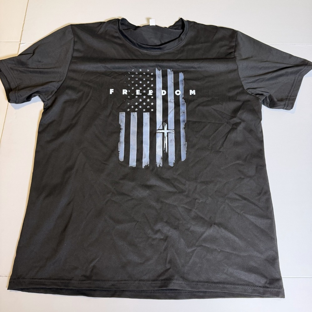 Mens T Shirt Large Black Cross Faith Family Freedom USA Flag Patriotic Cultural